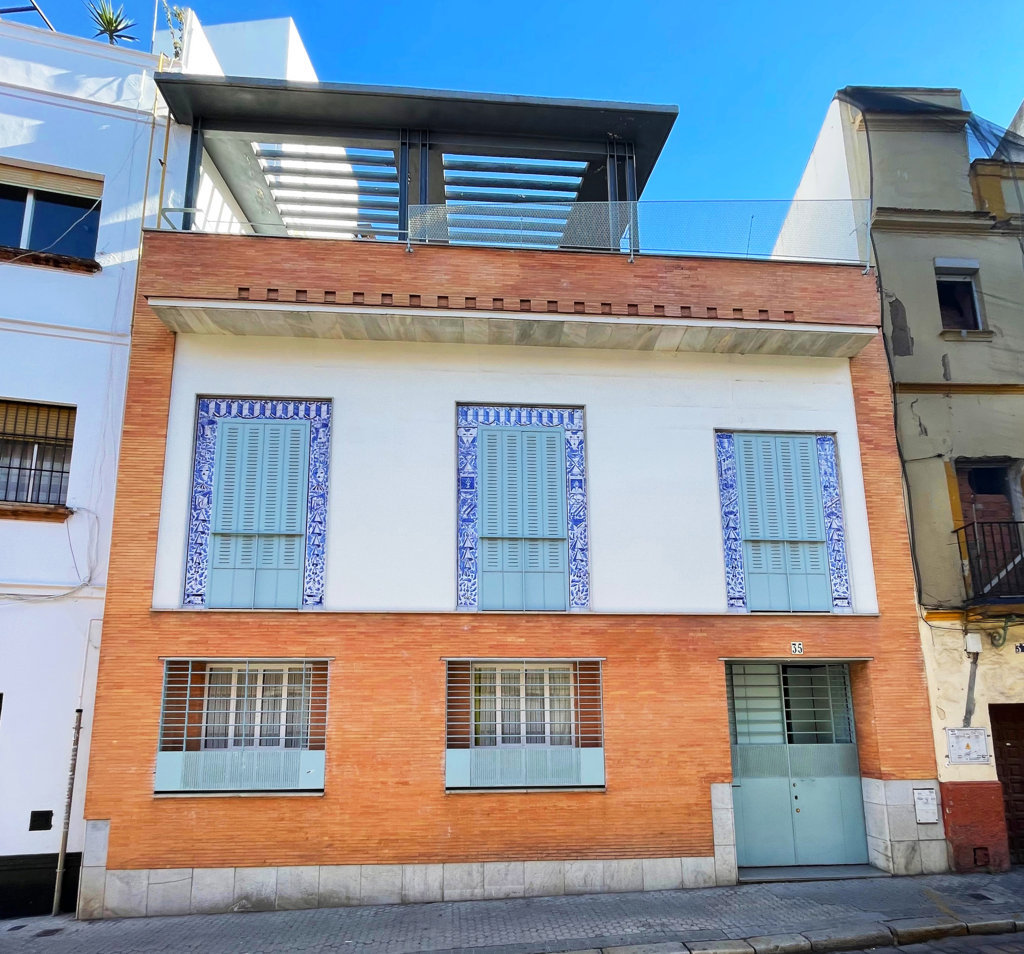 03292. Decoración cerámica en fachada. Casa Rueda. Sevilla.