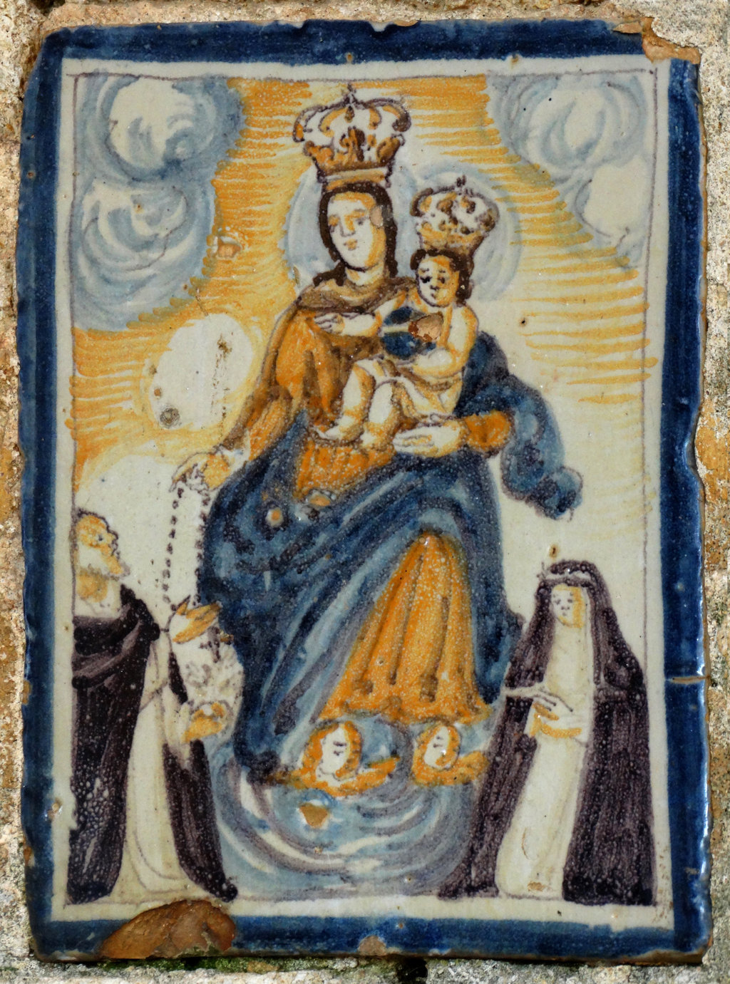 03429. Retablo cerámico. Virgen del Rosario. Iglesia de Santa María. Arcos de la Frontera. Cádiz.