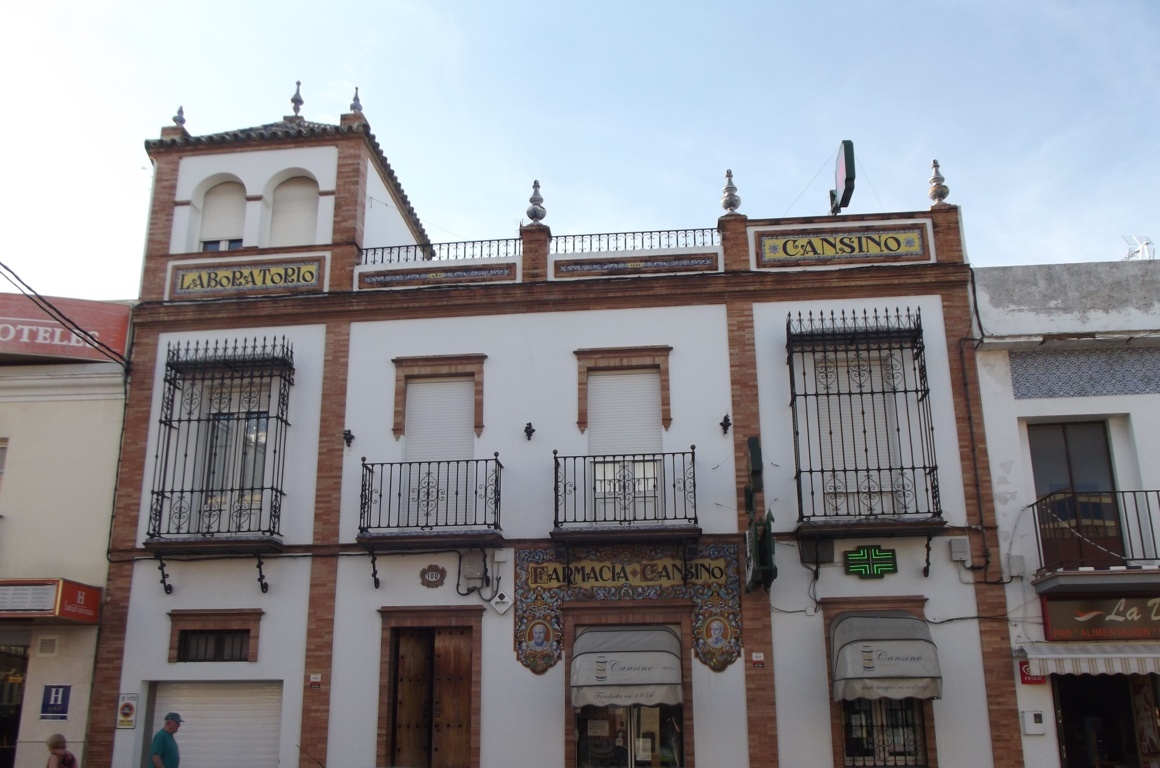 03430. Decoración en fachada. Farmacia Cansino. Castilleja de la Cuesta. Sevilla.