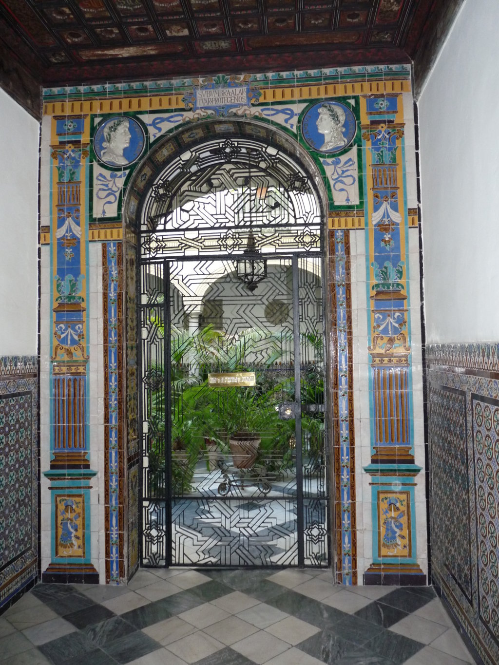 03439. Zócalo y arco de entrada. Casa de José Gestoso. Sevilla.