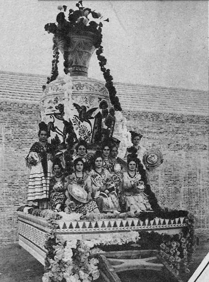D00346. Fotografía. La carroza de cerámica de la Velá de Triana de 1927.