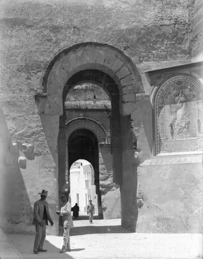 D00360. Fotografía. Puerta de Sevilla de Carmona con el retablo cerámico de Pérez de Tudela. (Hacia 1930).